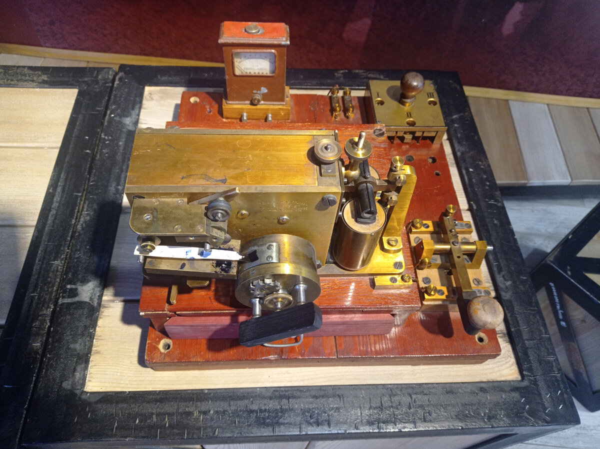 Телеграфный аппарат связи системы Морзе