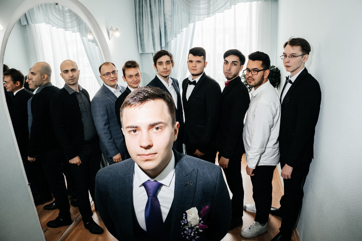 Жених Александр и его друзья на свадьбе в одном из уфимских ЗАГСов, 10.09.2022
