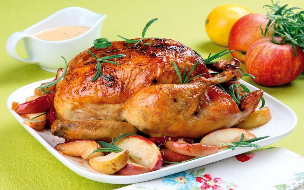 https://fonwall.ru/wallpaper/roast-chicken-plate-apples-food/
