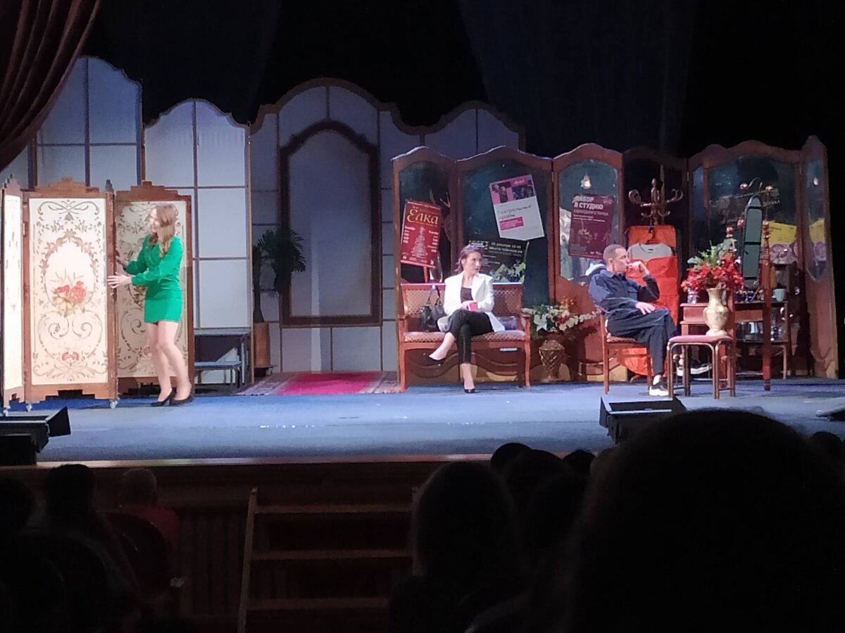 Сцена первая. И.Верник задумывается о том, туда ли его занесло