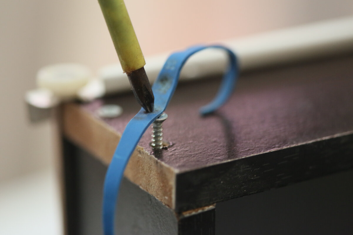 Сломанный саморез. Слизанный шуруп. Выкрутить шуруп. Коронка для высверливания саморезов. Выкрутить болт с сорванной резьбой.