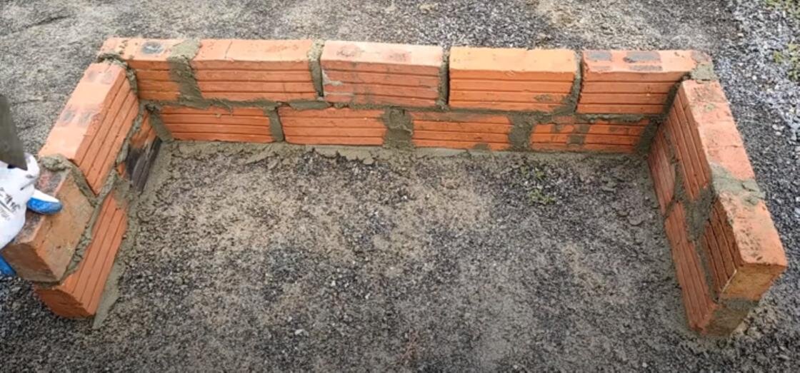    Первый ряд красного кирпича укладывают на ребро буквой «п»:YouTube / Креативный проект