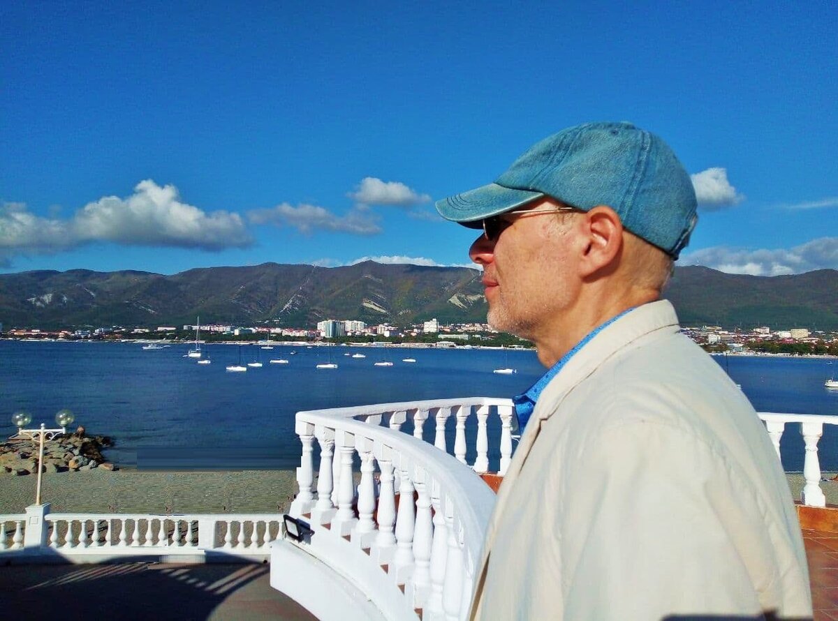 Михаил Лекс, автор рассказа и канала. Набережная Чёрного моря. Геленджик, центр