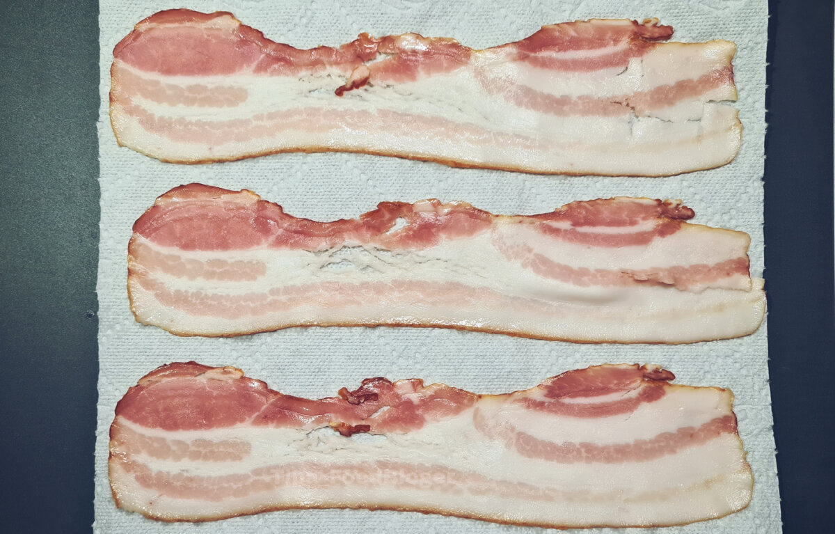 бекон выкладываем на бумажное полотенце