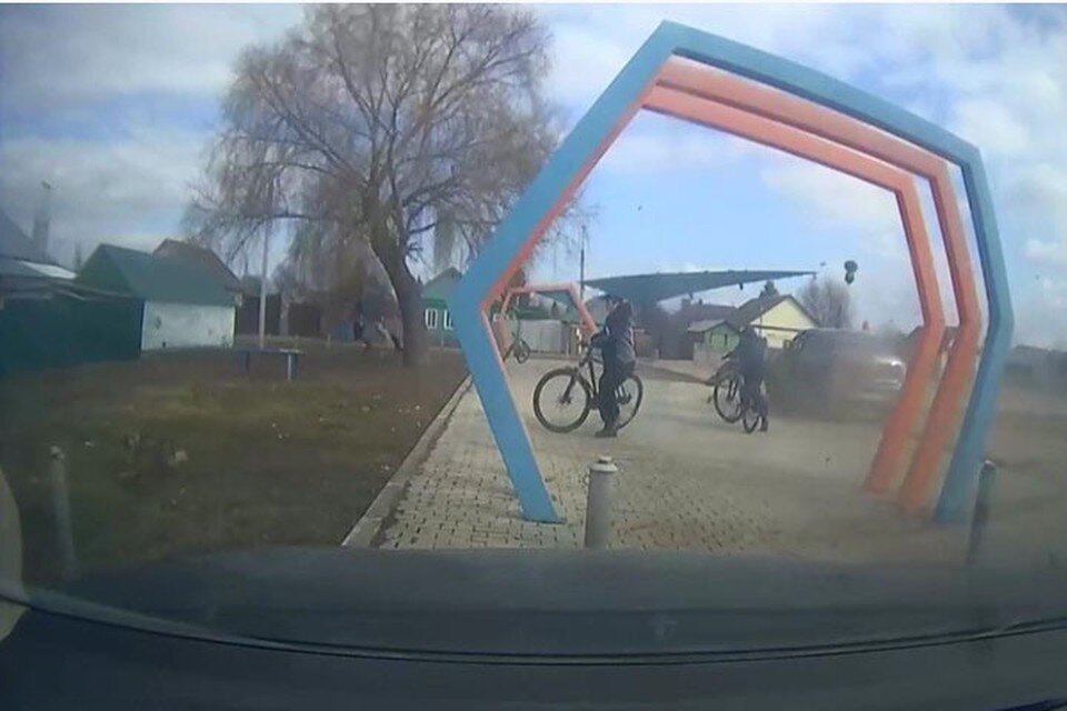    Под колеса автомобиля едва не попали еще три ребенка принтскрин видео.