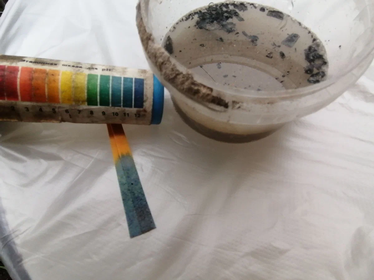 Зола с водой - это сильная щелочь