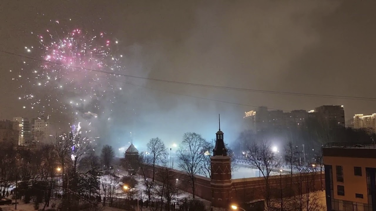 В квартире еще долго пахло салютом | Московские истории | Дзен