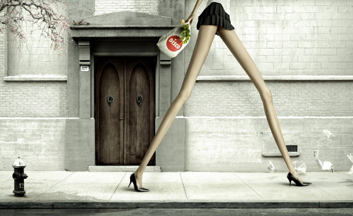 Черное на трех ногах. Длинные ноги. Человек с длинными догами. Чел с длинными ногами. Креативная реклама.