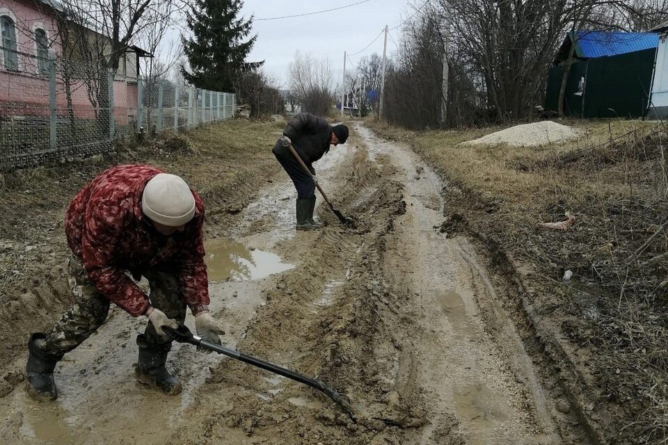     Местным приходится ходить по слякоти