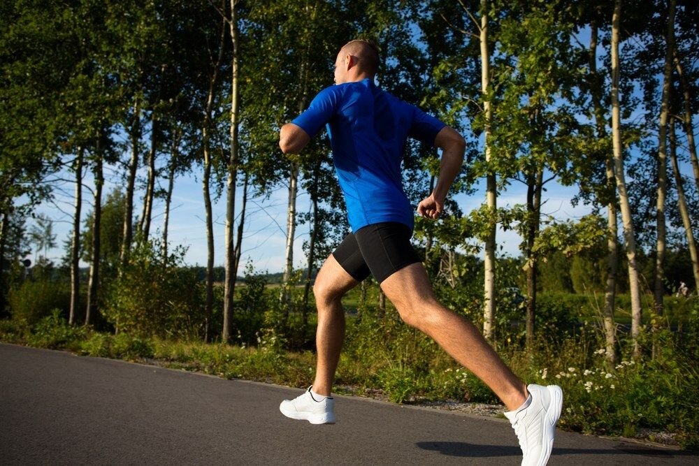 После бега необходимо. Спортсмен бежит. Техника бега трусцой. Бег трусцой техника. Техника бега трусцой для начинающих.