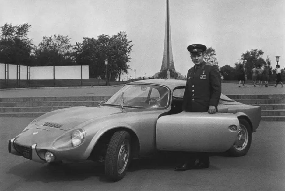 Юрий Гагарин и его купе Matra Bonnet Djet V. Москва, вторая половина 1960-х. Фото с сайта Autonews 