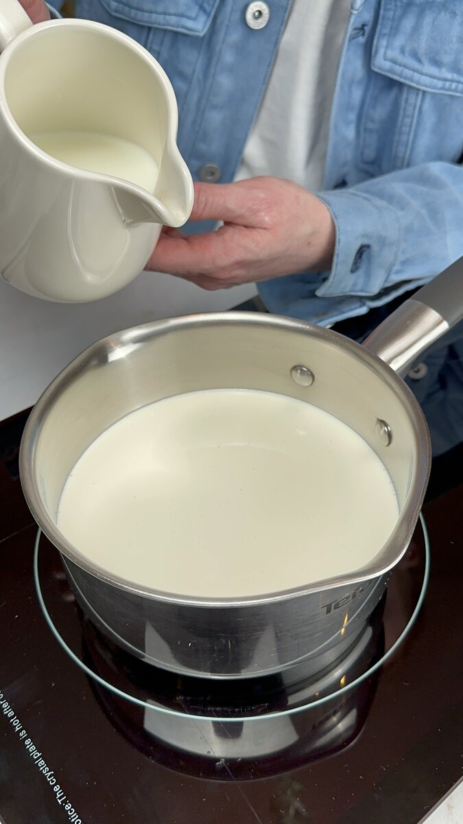 В кастрюле смешать молоко и сливки.