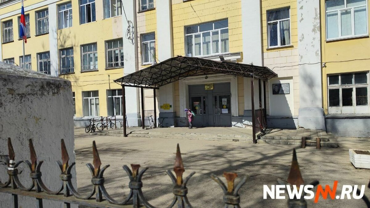     На днях в Telegram появился анонимный канал, в котором распространяются угрозы в адрес нижегородских школ. Из-за этого проводятся эвакуации, прерывается учебный процесс. Насколько защищены нижегородские школы и какая там обстановка из-за угроз, выяснил NewsNN.