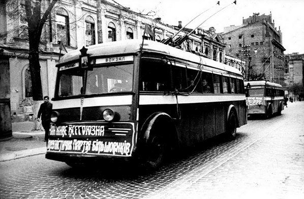 Троллейбус ЯТБ-2 на улицах Киева. Фото uk.wikipedia.org