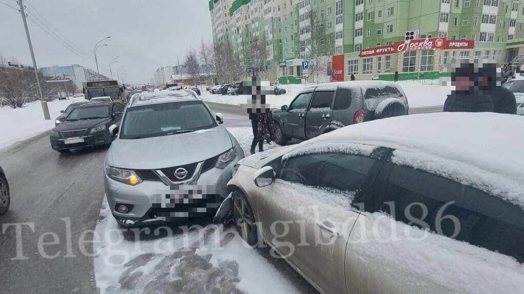     В аварию попали три машины.