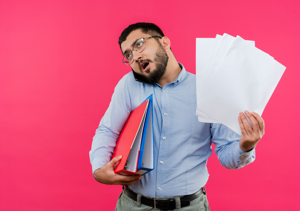 Источник картинки https://ru.freepik.com/free-photo/busy-young-bearded-man-in-glasses-and-blue-shirt-holding-folders-and-blank-pages-while-talking-on-mobile-phone_11406641.htm#query=%D0%B0%D0%B4%20%D0%B4%D0%BE%D0%BA%D1%83%D0%BC%D0%B5%D0%BD%D1%82%D1%8B&position=13&from_view=search&track=ais