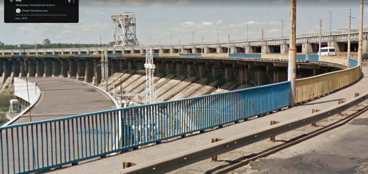 ДнепроГЭС-2. Справа по плотине ГЭС идёт автодорога, слева – машзал. Между ними – генераторные трансформаторы (4 шт.)