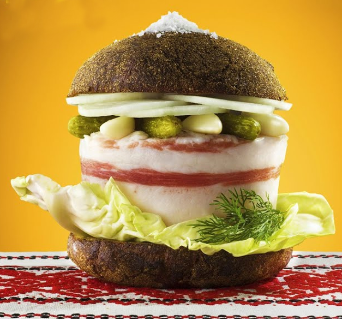 Фото с сайта https://ru.dreamstime.com/стоковое-фото-rf-украинский-бургер-с-шпиком-image27011775