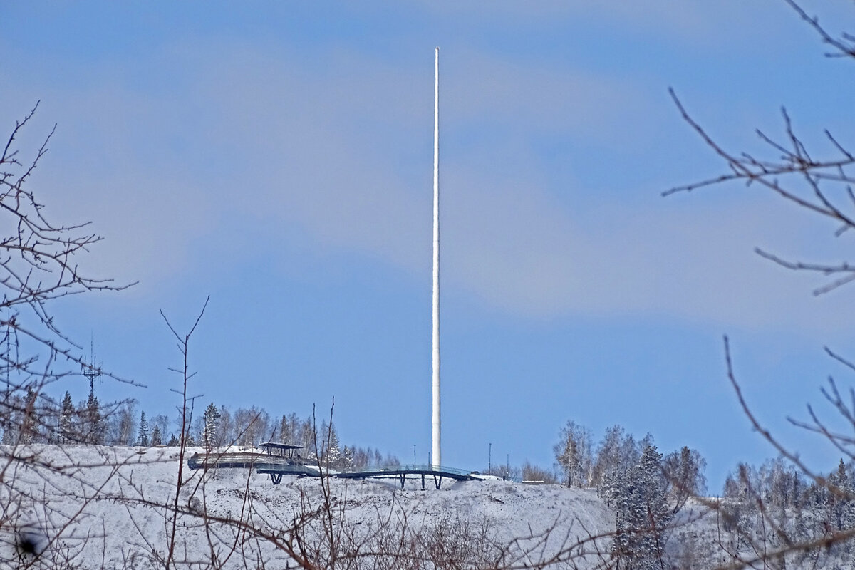    С конца марта и по сегодняшний день (середина апреля) одна из достопримечательностей Красноярска выглядит вот так. По всей видимости, запас флагов закончился