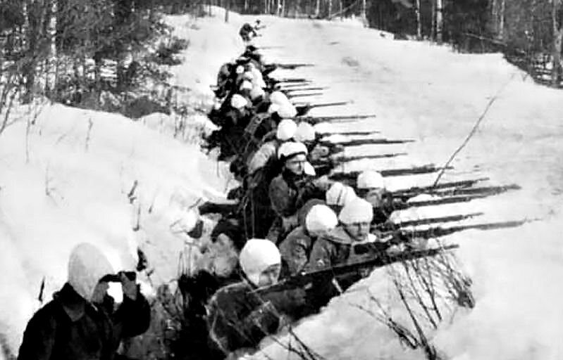 Финские вояки, получив впервые в своей истории в 1917 году независимость, уже через год решили отжать у России себе ещё... Несчастные, как и Польша... Замордовали мы их прям... (фото из открытых источников)