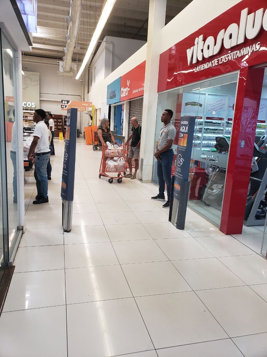 обязательно 2 стоят в Прикассовой зоне.