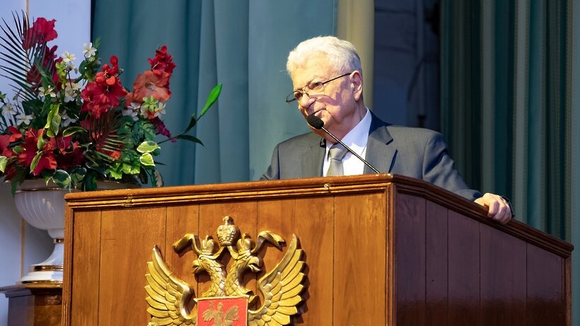    Торжественный семинар, посвященный 90-летию со дня рождения академика РАН Юрия Цолаковича Оганесяна ©Страница главы г.о. Дубна Сергея Куликова во «ВКонтакте»