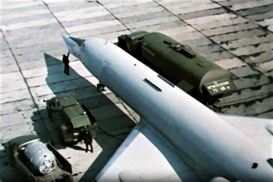 Кадр из фильма "Нежность к ревущему зверю" (1982)