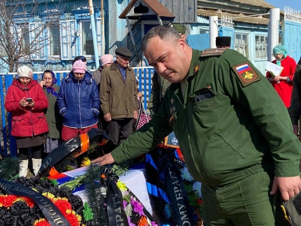 простились с погибшим смирновым. гибель 65 военнослужащих. убитые украинские военные. бтр росгвардия. генералы погибшие в сирии.