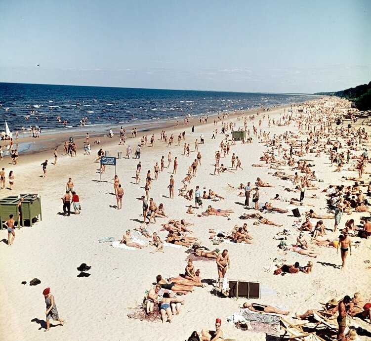 Пляж на Рижском взморье. Латвийская ССР. Фото 1966 года.