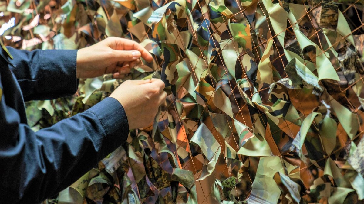    Жительницы Пыть-Яха плетут маскировочные сети