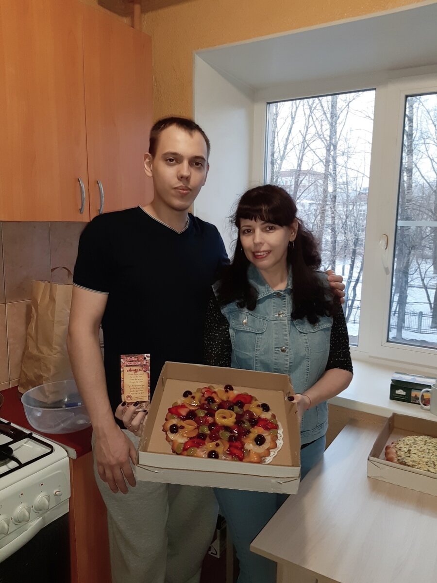 Приехала к сыну с пирогами и поздравлениями с Днём рождения. 23.03.2023 год. Фото из личного архива.