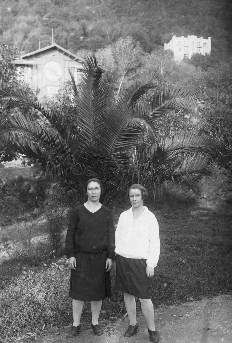 Две сестры - Юля (справа) и Катя (слева), в молодости. 