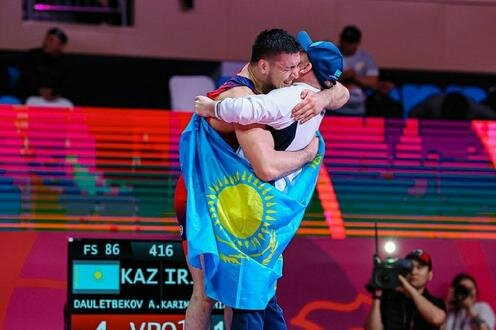 Азамат Даулетбеков с тренером. Фото с сайта olympic.kz