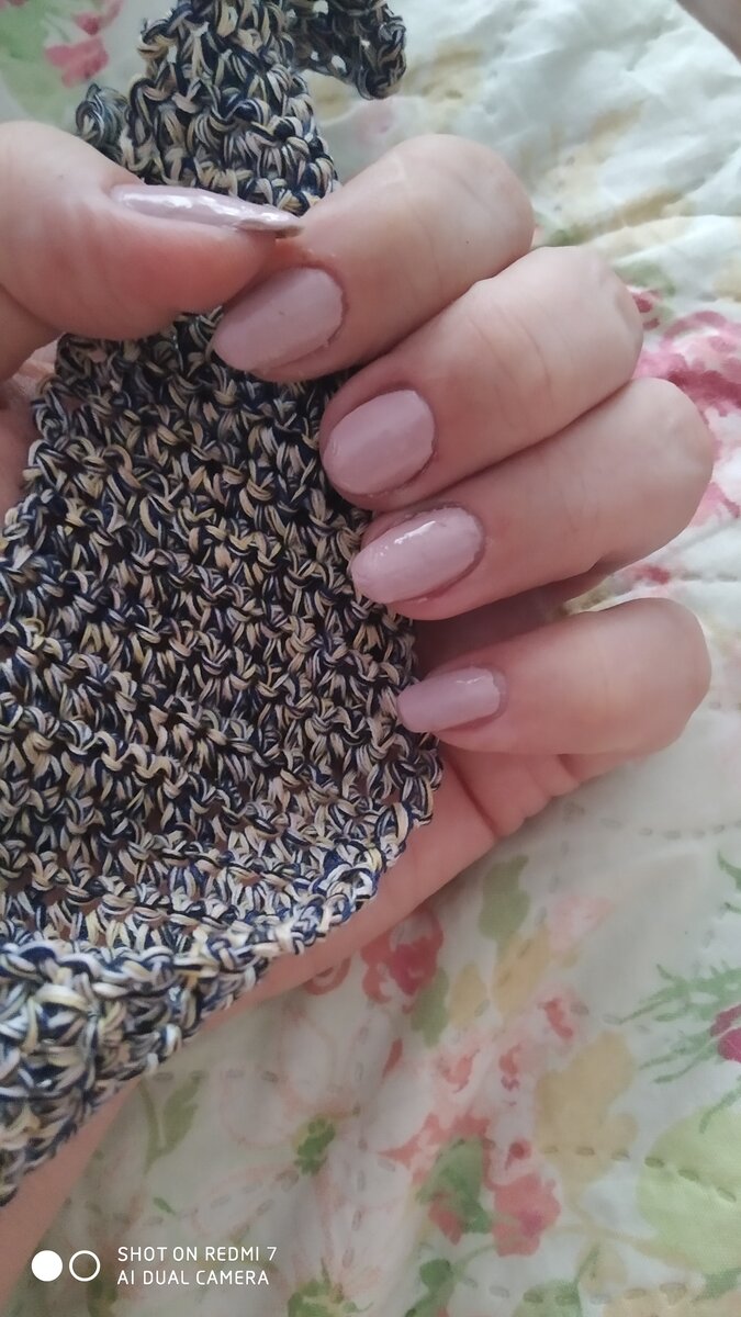 Здесь продемонстрирована  вязка изделия. Она сочетается с вязаными вещами и хорошо гармонирует с черным, синим, белым и бежевым цветом. 