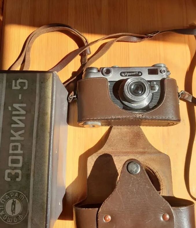 Фотоаппарат «Зоркий-5», 1959 года выпуска (годы производства: 1958-1959 гг). Именно такие фотоаппараты или их ранние модификации были у дятловцев.