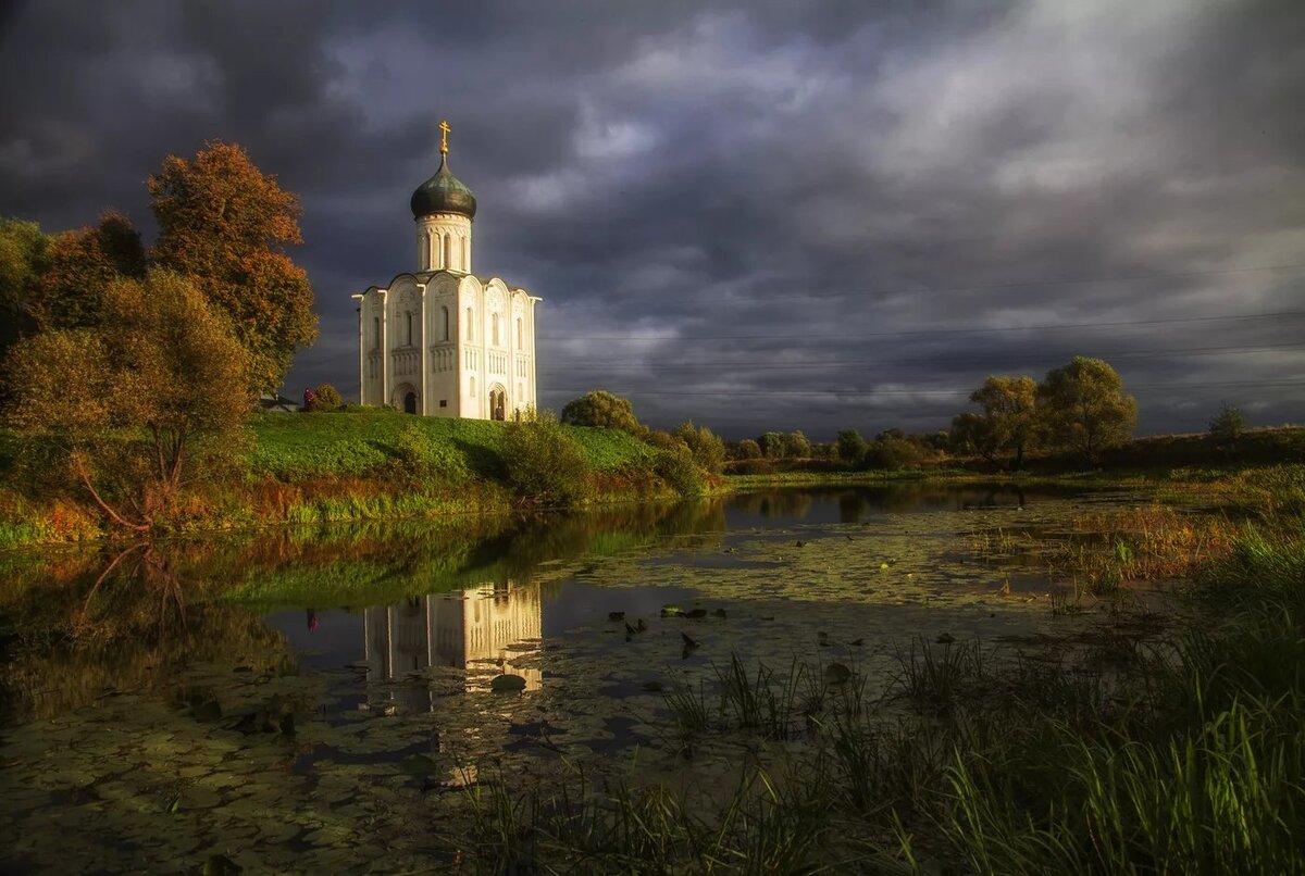 Храм на Нерли осень