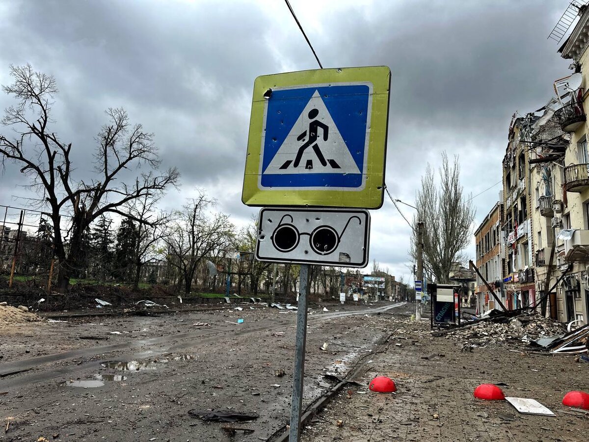 На заглавном фото: атмосфера Бахмута, за западную часть которого сейчас рубятся бойцы "Вагнера", в фотографиях Владимира Соловьева. 