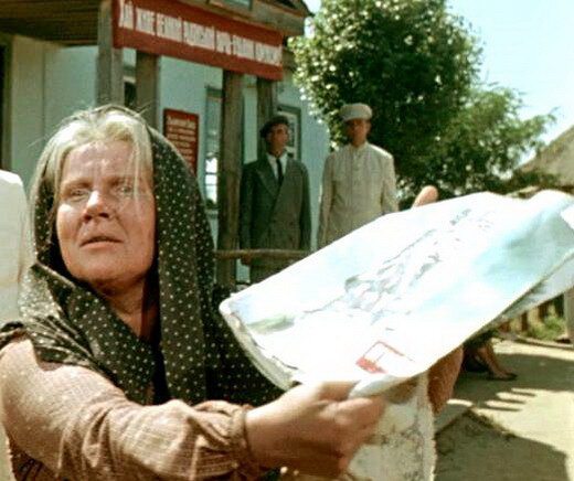 Кадр из фильма "Поэма о море" - Скажи мне солнце ясное. Скажите зори золотые. Стоит ли до сих пор мой меньший сын на площади в Берлине? 