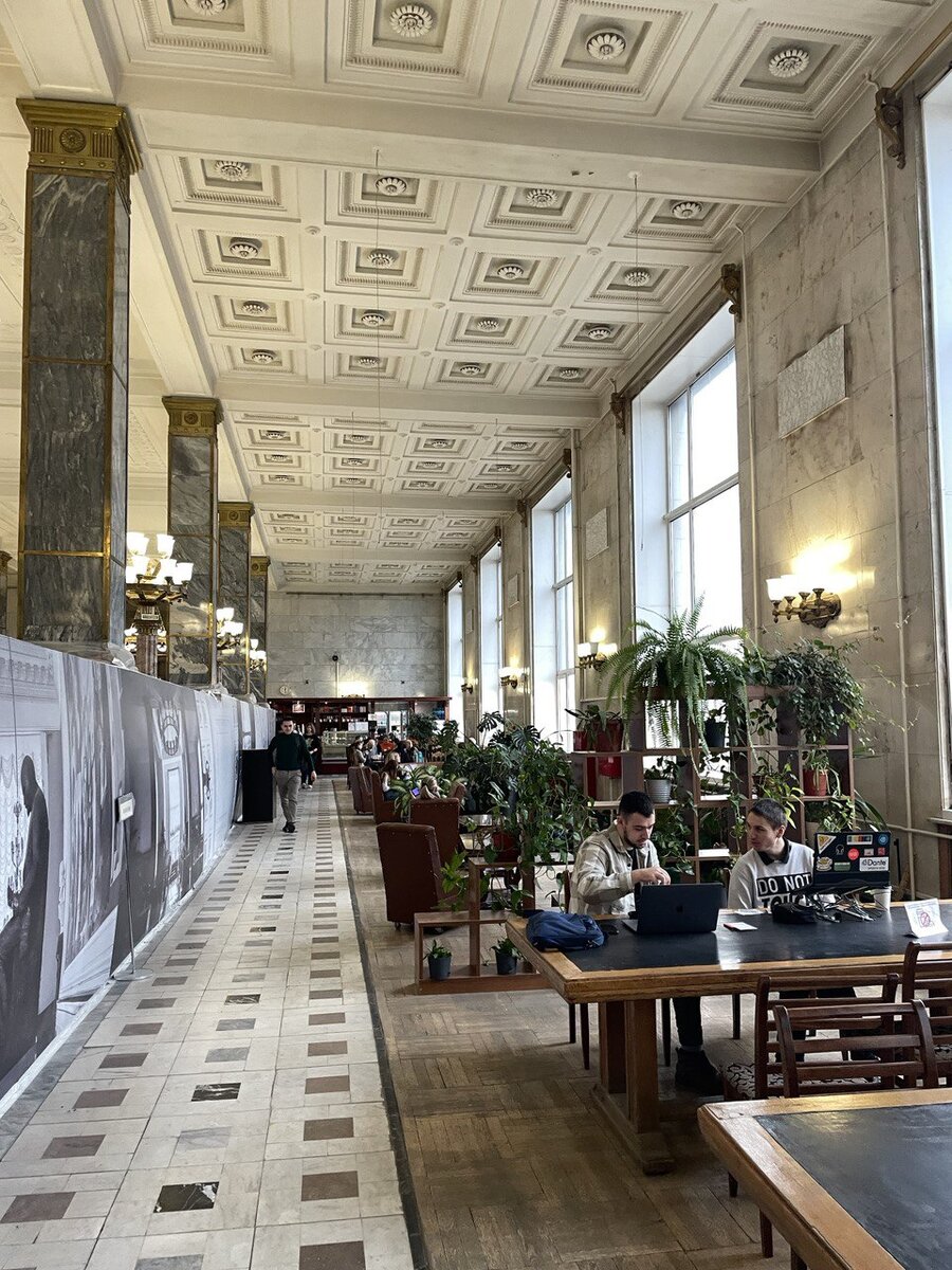 Мраморная лестница закрыта на реконструкцию