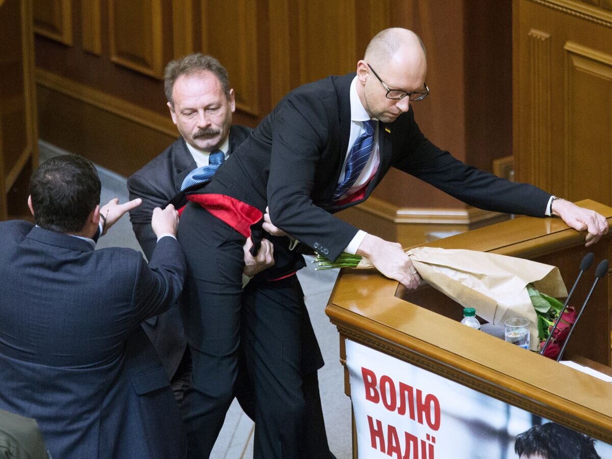    Премьер-министр Украины Арсений Яценюк и депутат от фракции "Блок Петра Порошенко" Олег Барна на заседании Верховной Рады Украины© РИА Новости / Стрингер