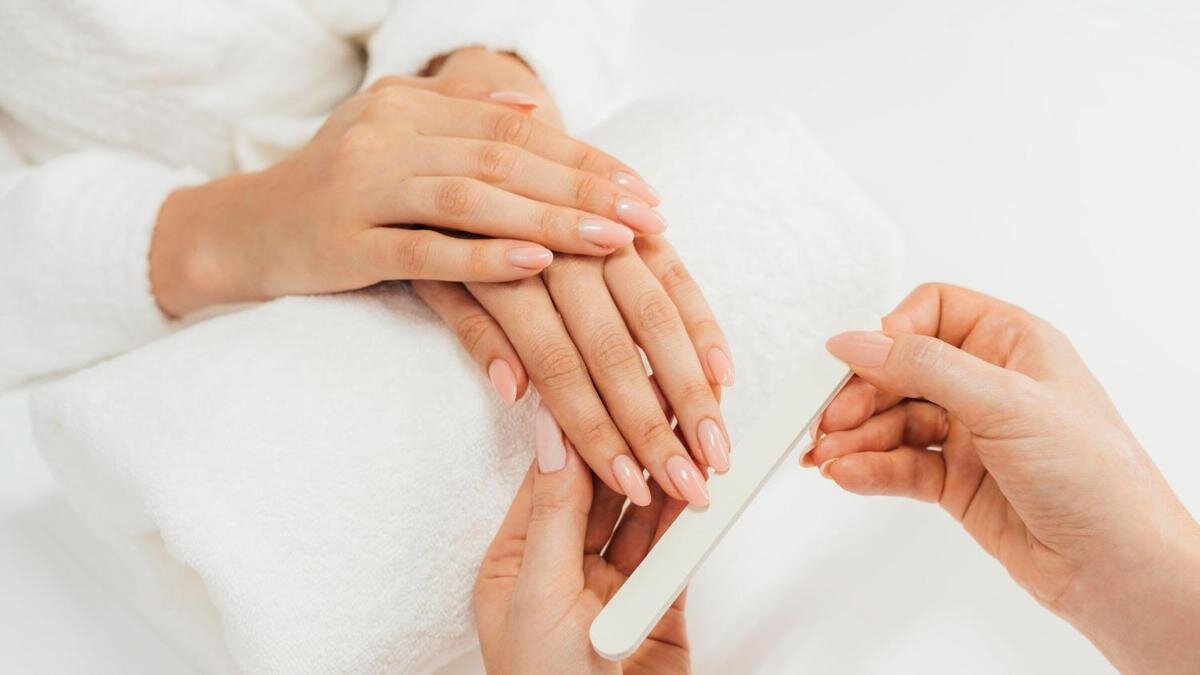    Мастер придает ногтям красивую овальную форму:Freepik