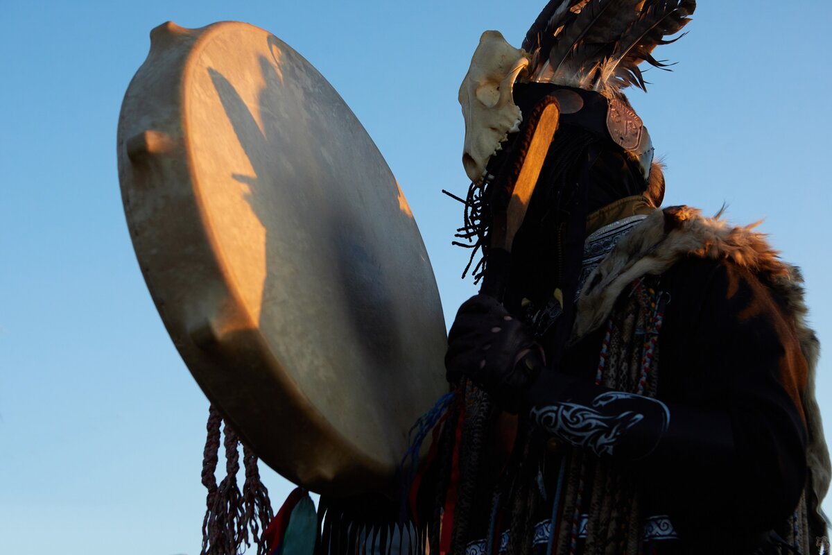 Выступление шамана на 23 февраля. Тувинские шаманы. Шаманский глаз. Глаза шамана. Фото на рабочий стол шаман.