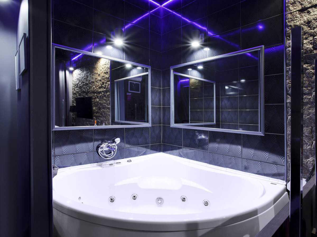 Джакузи в номере "Премиум 7" в отеле Подушкин на ВДНХ в Москве.