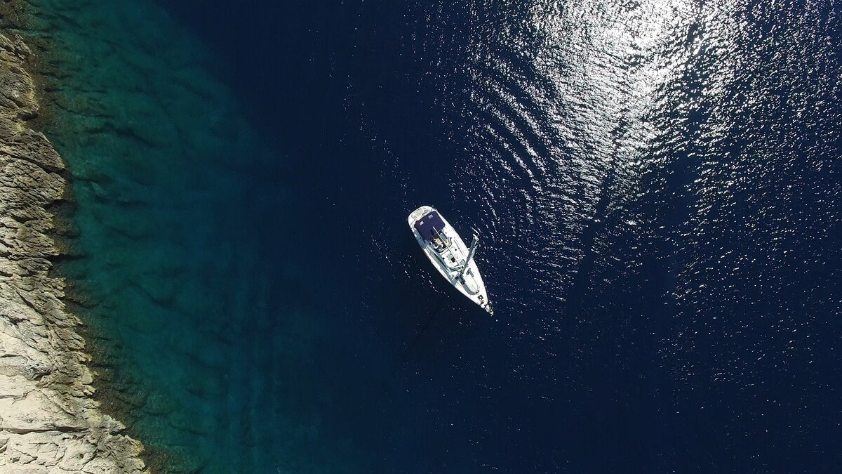 Вот на такой яхте герои фильма будут выяснять отношения друг с другом