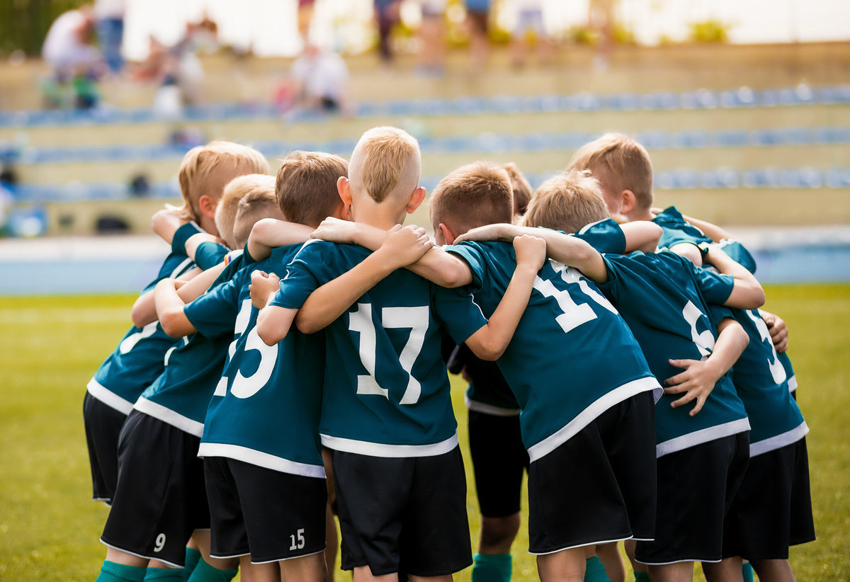 Play in the school football team. Команда детей. Детская спортивная команда. Командный дух в команде детей. Двенадцатилетние футболисты.