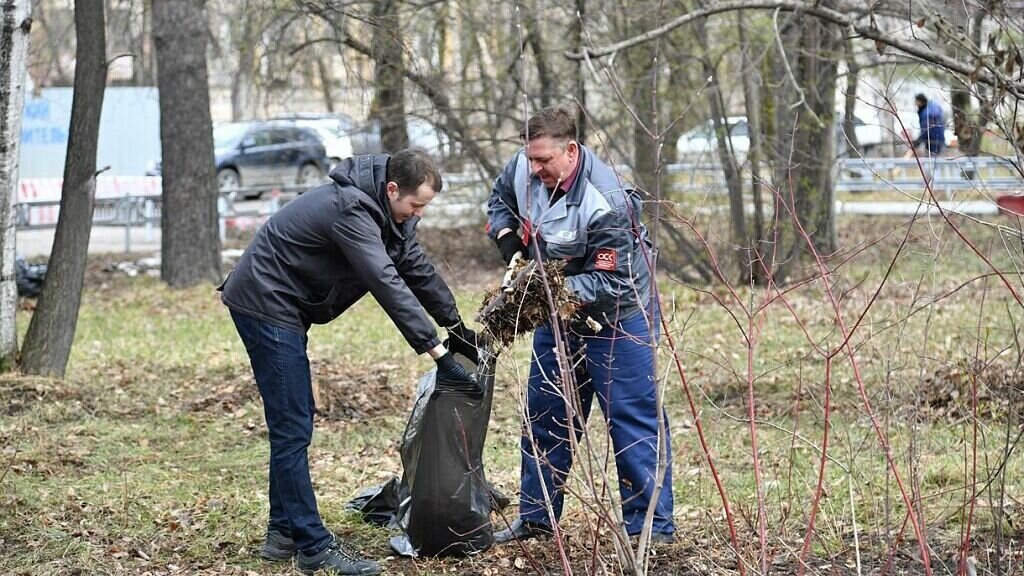     Были восстановлены фасады, детские и спортивные площадки, не забыли про очистку газонов и дорог