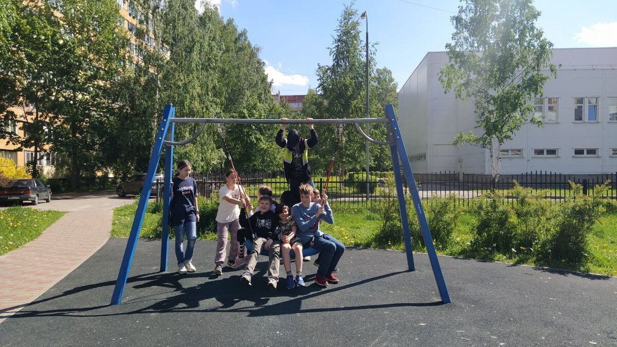 Прогулки в летнем клубе всегда веселые!