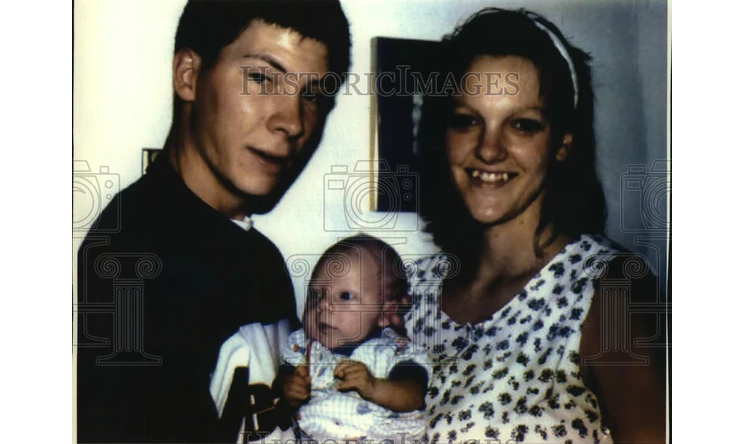 Джим, Дженнифер и их крохотный сын Клейтан. Источник фото: https://outlet.historicimages.com/