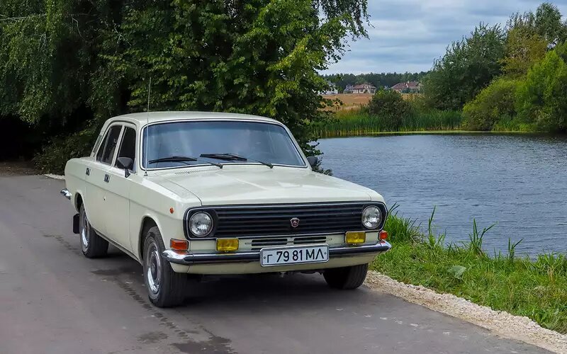 Опознать ГАЗ‑24-10-051 легко по хромированным колпакам и тонированным стеклам.