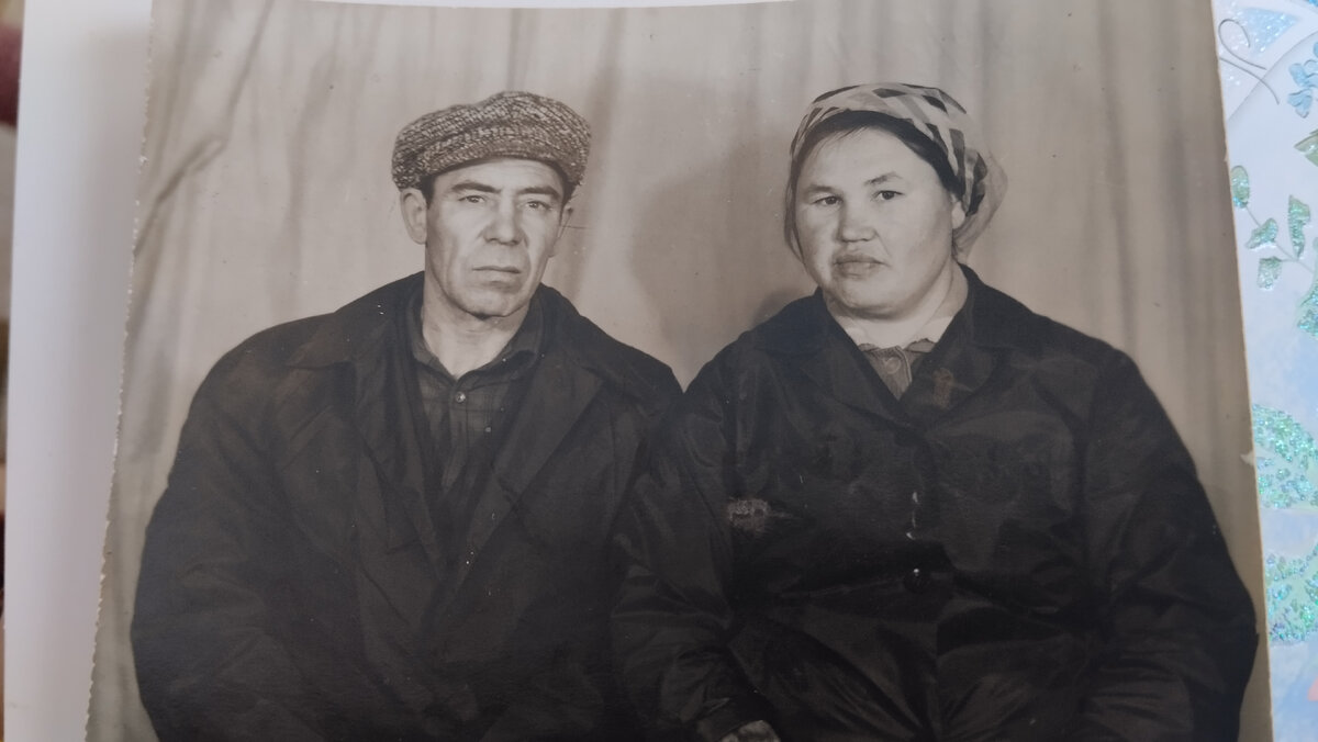 70-е годы. В самых модных плащах-болоневых